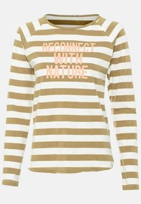 T-shirt à manches longues beige avec des rayures horizontales blanches et le texte rose « RECONNECT WITH NATURE » sur le devant.