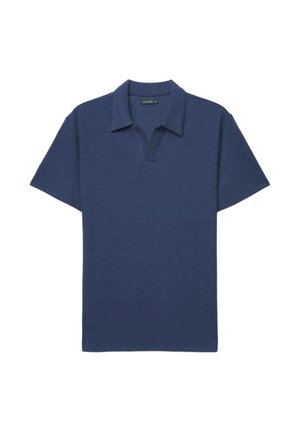 Polo a maniche corte blu navy con collo morbido e scollatura a V, distesa su uno sfondo bianco.
