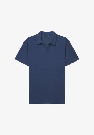 Polo bleu marine à manches courtes avec un col doux et une encolure en forme d'encoche en V, posé à plat sur un fond blanc.