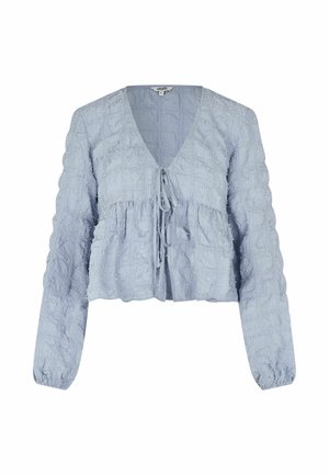Jasnoniebieska krótka bluzka z długimi rękawami, teksturowana tkanina, głęboki dekolt w kształcie litery V i zawiązywanie z przodu. Ma zgromadzony pas i falbany.