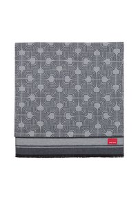Écharpe grise à motifs avec des lignes géométriques, texture douce et bords frangés. Une étiquette de logo rouge est visible en bas.
