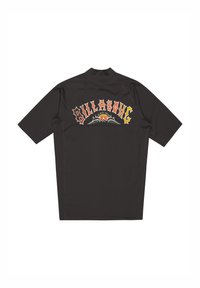 Kortärmad svart rash guard med en stor flerfärgad "Billabong"-logotyp på ryggen, med kontrasterande sömmen.