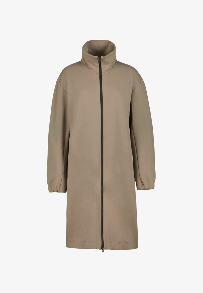 Beige jakke med lynlås, høj krave, lange ærmer og elastiske manchetter. Designet har en lige pasform og minimale syningsdetaljer.