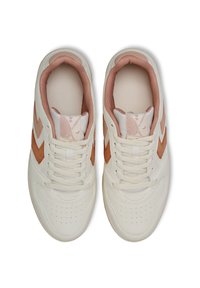 Weiße Sneaker mit rosa Akzenten, oberer Teil aus glattem Leder, durchlöchertes Zehenfeld und flache Schnürsenkel. Auffälliges Chevron-Design in hellbraun.