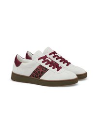 Sneakers bianchi in suede con lace e dettagli sul tallone color bordeaux. Presentano una striscia a stampa leopardo sul lato e una suola in gomma marrone texturizzata.