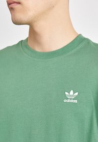 adidas Originals TREFOIL ESSENTIALS - Triko s potiskem - preloved green