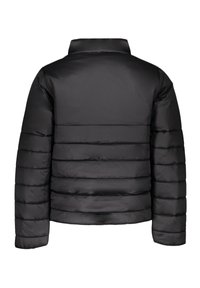 Giacca a vento nera con design a motivo trapezoidale, colletto alto e senza chiusure visibili. Tessuto liscio e lucido con una leggera imbottitura.