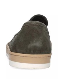 Scarpa slip-on in suede verde con design arrotondato, suola in gomma beige a contrasto e dettagli di cucitura discreti lungo il bordo superiore.