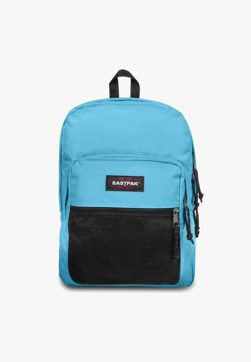 Mochila de nylon azul con un gran compartimento principal, bolsillo de malla frontal, acentos negros y un asa superior. Incluye tiradores de cremallera dobles.