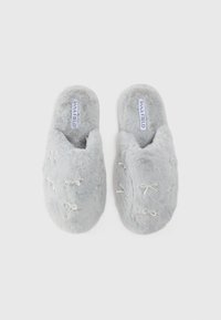 Γκρίζα φ fuzzy παντόφλες με μαλακή υφή, που διαθέτουν λευκές κεντητές κορδέλες και ετικέτα "ANNA FIELD" στην σόλα. Ανοιχτό σχέδιο, χωρίς πίσω μέρος.