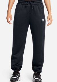 Pantalones de chándal negros hechos de una tela suave, con cintura elástica y cordón, bolsillos laterales y detalles de logo en la parte frontal.