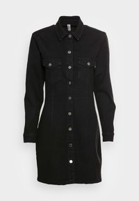 Vestido de ganga preto com mangas longas, fecho frontal com botões, dois bolsos no peito e metal prateado. Corte slim com um caimento reto e gola.