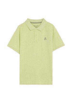 Polo de manga corta de color verde claro con cuello, tapeta de dos botones y pequeño logo gris de calavera y tibias cruzadas en el pecho izquierdo.