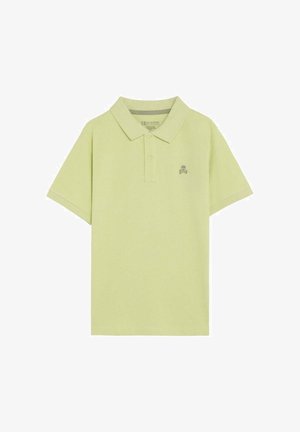 Polo verde chiaro a maniche corte con colletto, abbottonatura a due bottoni e piccolo logo grigio con teschio e ossa incrociate sul petto a sinistra.