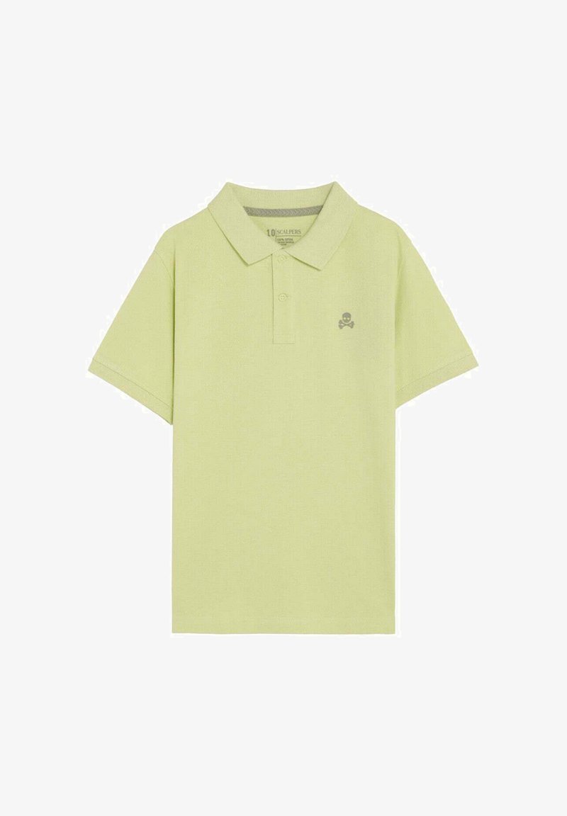 Polo à manches courtes vert clair avec col, patte de boutonnage à deux boutons, et petit logo gris de tete de mort et os croisés sur la poitrine gauche.