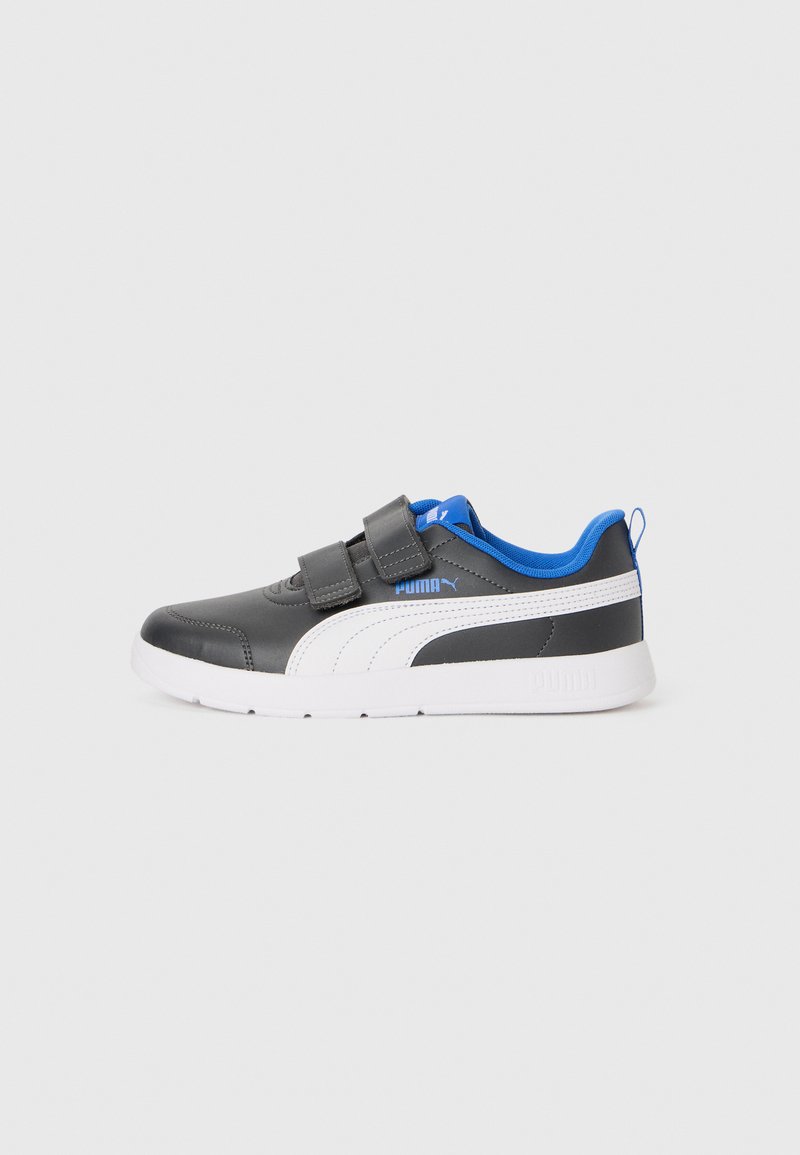 Baskets Puma noires et bleues avec semelle blanche et fermetures à boucle, logo latéral et bande blanche contrastante sur fond uni.