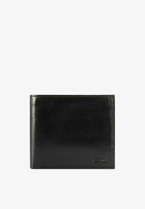 Czarny, teksturowany skórzany portfel składany na pół z subtelnym wytłoczonym logo w prawym dolnym rogu, pokazany zamknięty na białym tle.