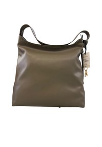Borsa a mano in pelle verde oliva con una trama morbida e liscia; presenta un'ampia apertura, tracolla e un piccolo dettaglio a forma di charm dorato.