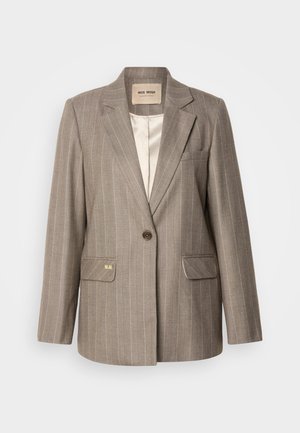 Hnedý pruhovaný blazer s jedným gombíkom, dvoma prednými vreckami a zlatým akcentom. Mäkkučká tkanina a klasický strih.