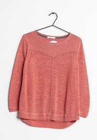 Sweter z długim rękawem w kolorze koralowym, z teksturowanym dzianinowym karczkiem, zaokrąglonym dekoltem i lekko zaokrąglonym dołem. Elastyczny materiał.