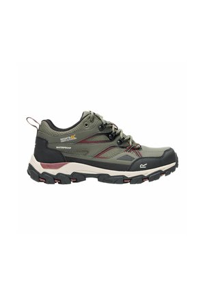 Scarpa da trekking impermeabile verde oliva e nera con suola spessa e dettagli rossi, marca Regatta Great Outdoors.