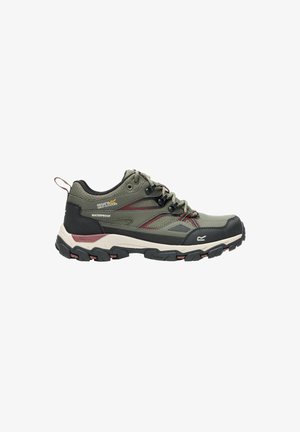 Scarpa da trekking impermeabile verde oliva e nera con suola spessa e dettagli rossi, marca Regatta Great Outdoors.