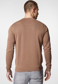 Brązowy sweter z dzianiny o okrągłym dekolcie, długich rękawach oraz prążkowanych mankietach i dolnej krawędzi; gładka faktura, dopasowany krój, widok z tyłu.