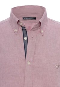 Camisa de botón rosa claro con cuello corto, tejido texturizado, tapeta de botones oscuros en contraste y un logo bordado en el pecho.