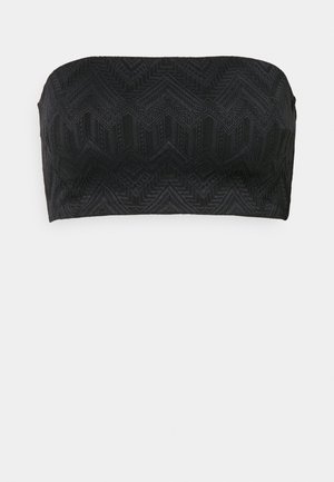 Čierny bandeau top so štruktúrovaným zigzagovým vzorom. Materiál vyzerá hladko a má priliehavý strih. Žiadne viditeľné popruhy.