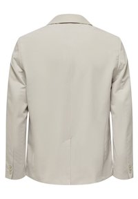 Blazer beige claro, de tejido de peso medio, con una ventila trasera, cuello con muesca, mangas largas, detalle de puño con cuatro botones, textura suave.