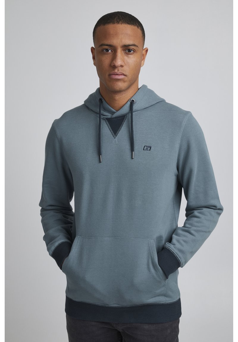 Sudadera con capucha en tejido azul grisáceo, con un bolsillo frontal, puños y dobladillo de canalé, con un pequeño logo en el pecho y un escote texturizado.