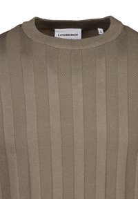 Beige stickad tröja med en strukturerad ribbad design. Har en rund halsringning och horisontella ränder. Lappen är synlig och visar märket "Lindbergh" och storleken "M."