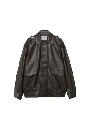 Mørkebrun imiteret læderjakke med frontlommer med klapper, elastisk kant, skulderstropper med knapper og en spids krave.