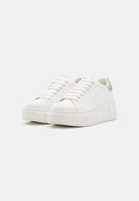 Tamaris Športni copati - white/silver