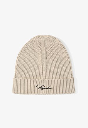 Beige strikket hue med foldet kant, der har sort broderet skrift i kursiv på fronten.