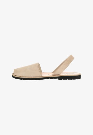 Bež antilop sandala sa remenom oko pete, zaobljenog vrha, minimalističkog dizajna, ravnim crnim gumastim đonom i vidljivim detaljima šivanja.