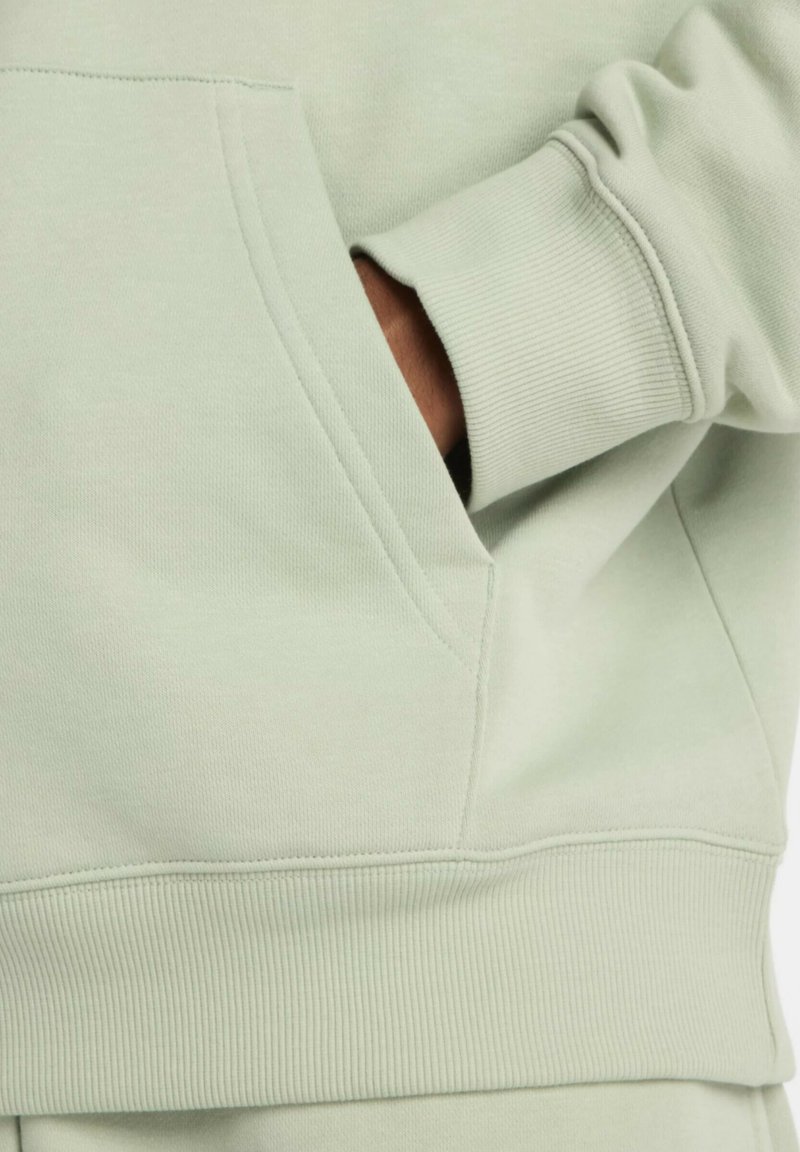 Mintgrüner Pullover mit Kängurutasche, gerippten Bündchen und Saum, aus einem weichen, strukturierten Stoff für zusätzlichen Komfort.