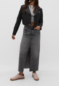 Stradivarius Veste en similicuir - black