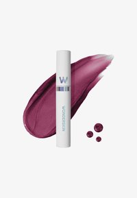 Produit à lèvres dans un tube blanc avec des accents métalliques, présentant une traînée de peinture prune foncé et deux gouttes rondes de couleur assortie à côté.