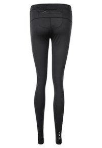 Zwarte sportleggings van volledige lengte, gezien vanuit de achterkant, met een kleine ritssluiting aan de tailleband en reflecterende stippen nabij de linker enkel.