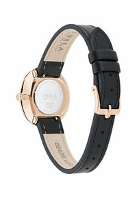 Hodinky Furla s okrúhlym puzdrom z ružového zlata a nehrdzavejúcej ocele, čiernym koženým remienkom a bielym ciferníkom. Majú pracku na uzatváranie a podšívku z pravej kože.