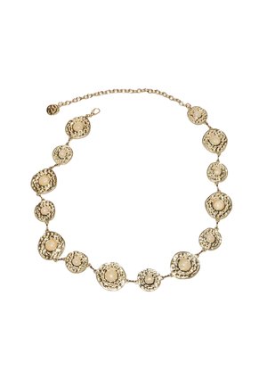 Guldkæde med vekslende store og små hamrede cirkulære led, hver med en central detalje af en cremefarvet perle.