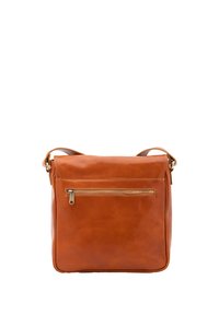 Borsa a tracolla in pelle marrone con forma rettangolare, dotata di una tasca con zip frontale e tracolla regolabile. Texture liscia e design minimalista.