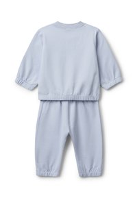 Jasnoniebieski strój dla małego dziecka z długimi rękawami i elastycznymi mankietami, składający się z bluzki i dopasowanych spodni, zaprezentowany z tyłu na białym tle.