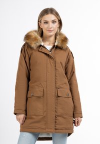 Bruine parka jacket met een nep berenhuid capuchon, voorzien van een ritssluiting aan de voorkant, twee voorzakken en een relaxte pasvorm. Zachte textuur en duurzaam materiaal.