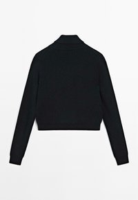 Maglione nero lavorato a maglia a maniche lunghe con collo a coste e orlo con polsini, mostrato di spalle su uno sfondo bianco.