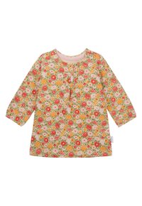Bluse mit langen Ärmeln im Floraldesign, die einen pastellrosa Hintergrund und bunte Blumenmuster in Rot, Orange und Grün aufweist. Sie hat einen runden Ausschnitt und Knopfdetails.