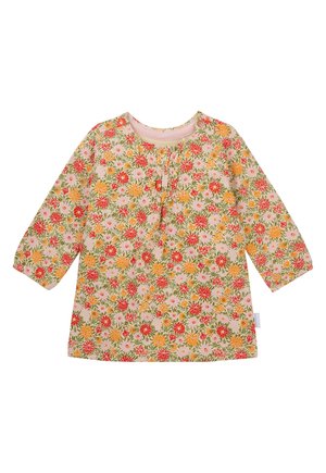 Haut à manches longues à fleurs avec un fond rose pastel, des motifs de fleurs colorées en rouge, orange et vert, avec un col rond et des détails de bouton.