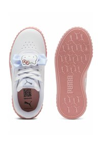 Zapatillas blancas con una suela texturizada rosa, que presentan un lazo azul y un gráfico de Hello Kitty en la lengüeta, con detalles perforados en la parte superior.