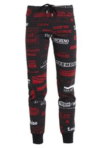 Czarne spodnie dresowe z nadrukiem przedstawiającym różnorodne grafiki miejsc turystycznych w odcieniach czerwieni i bieli, z elastycznym pasem i ściągaczami przy kostkach.